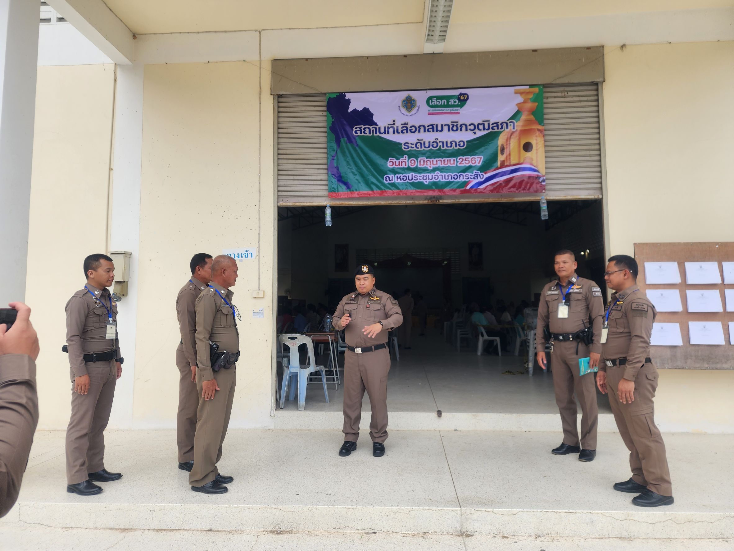 ตรวจเยี่ยมหน่วยเลือกตั้ง สว. ระดับอำเภอ ณ หอประชุมอำเภอกระสัง