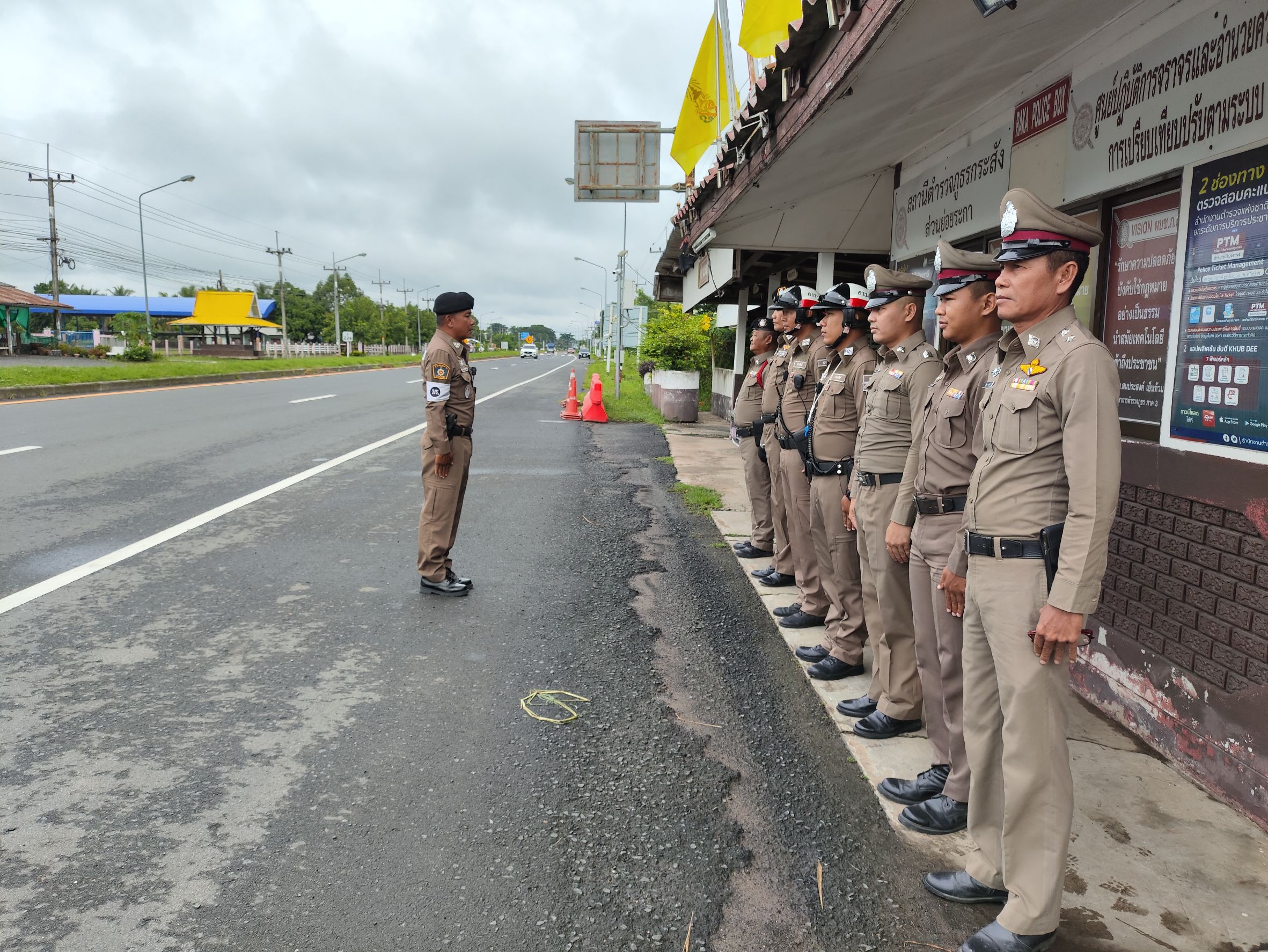 รักษาความปลอดภัยและอำนวยความสะดวกการจราจร พลโท ปณต แสงเทียน รองอธิบดีกรมบังคับการสำนักพระราชวัง