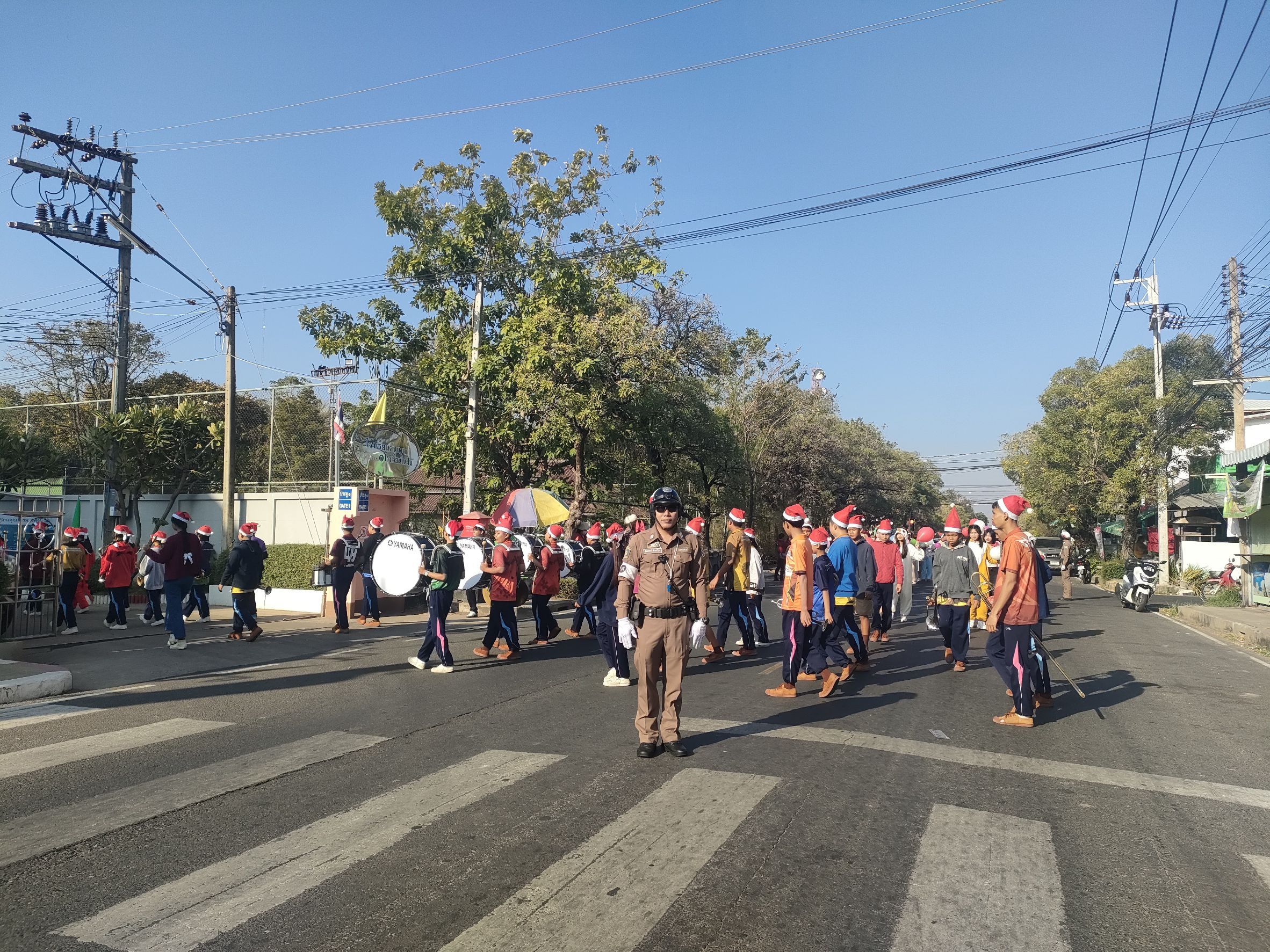 สภ.กระสัง อำนวยความสะดวกขบวนคริสต์มาสโรงเรียนกระสังพิทยาคม