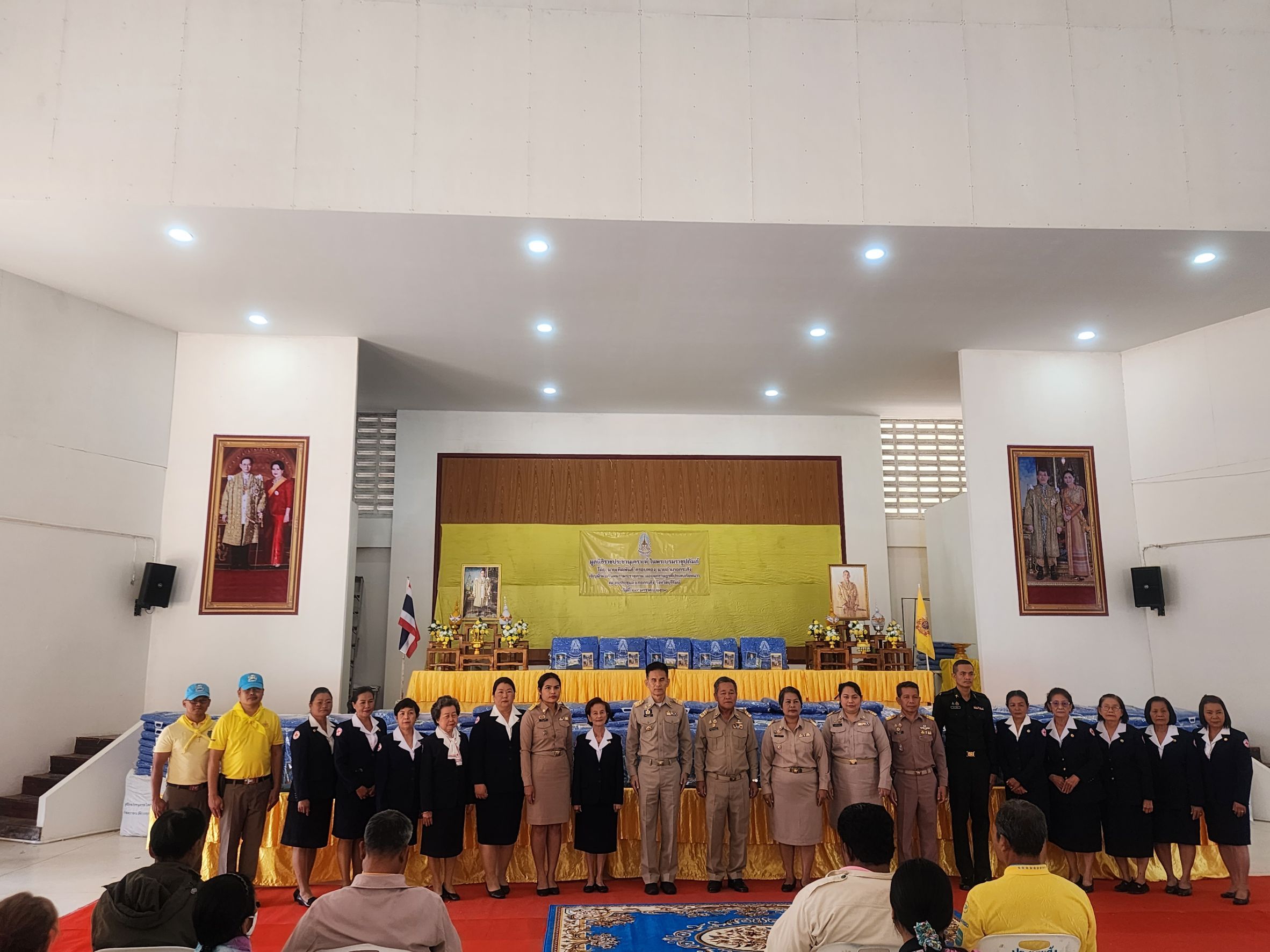 พิธีมอบผ้าห่มกันหนาวพระราชทานและชุดยาเวชภัณฑ์แก่ประชาชนผู้ยากไร้ในอำเภอกระสัง