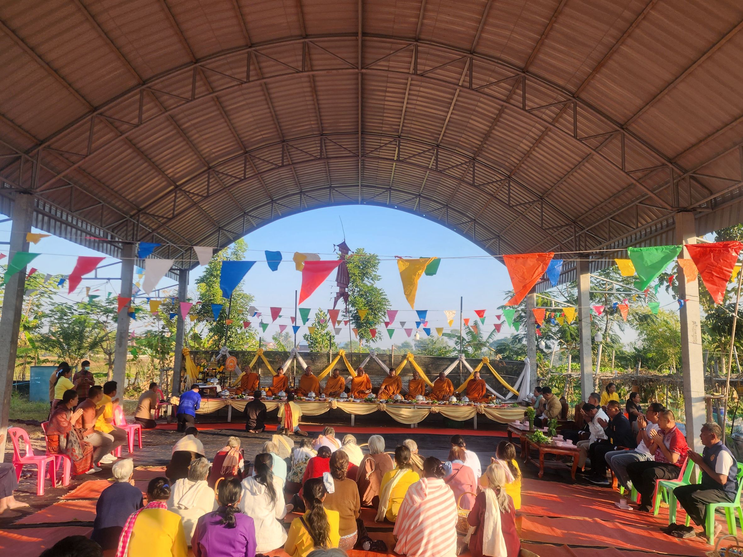 ตำรวจ สภ.กระสัง ร่วมทำบุญตักบาตร “ผักอินทรีย์ วิถีชุมชน”