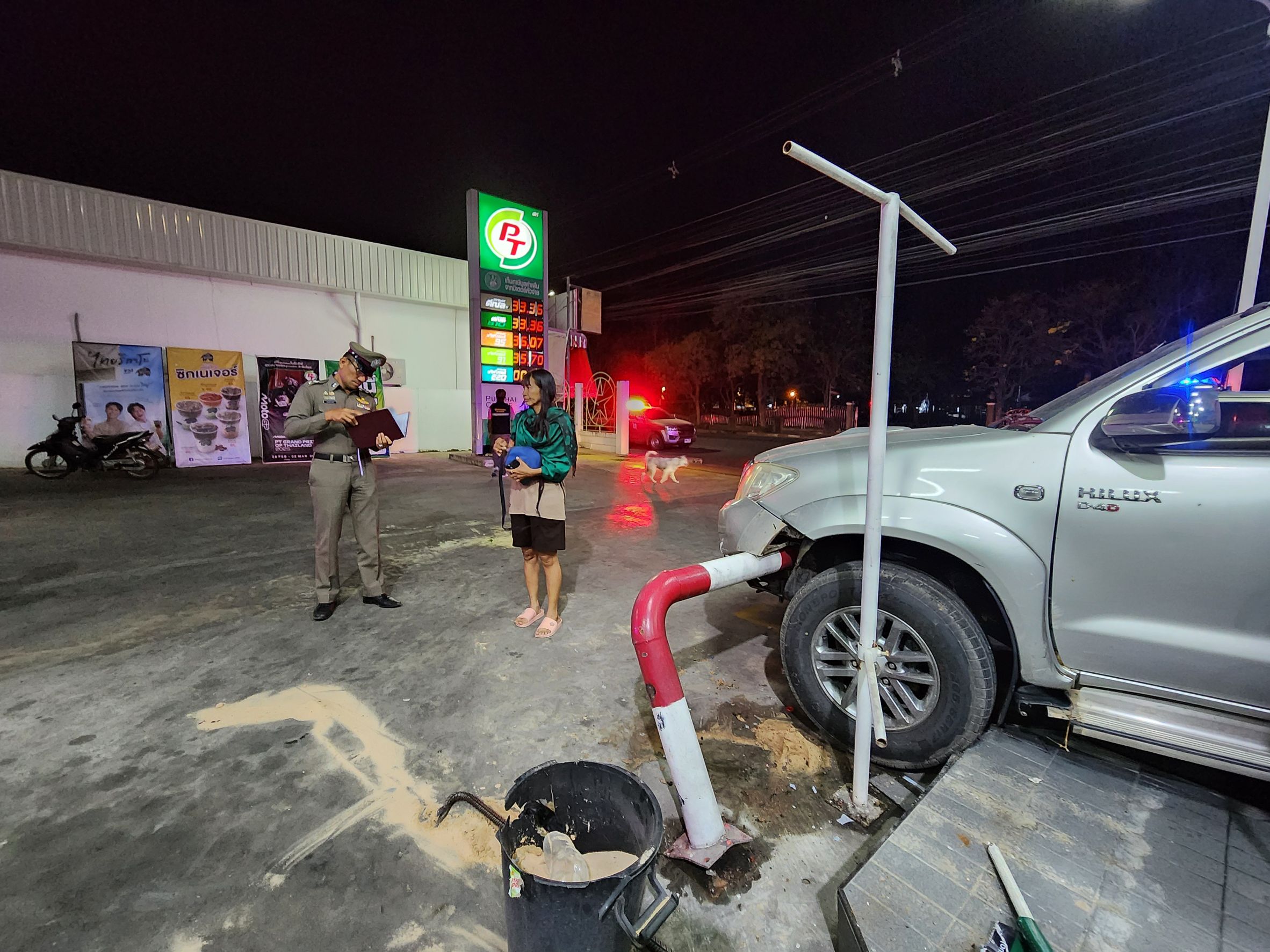 รถยนต์พุ่งชนแผงกั้นภายในปั๊มน้ำมัน PT กระสัง – ตำรวจเร่งตรวจสอบ