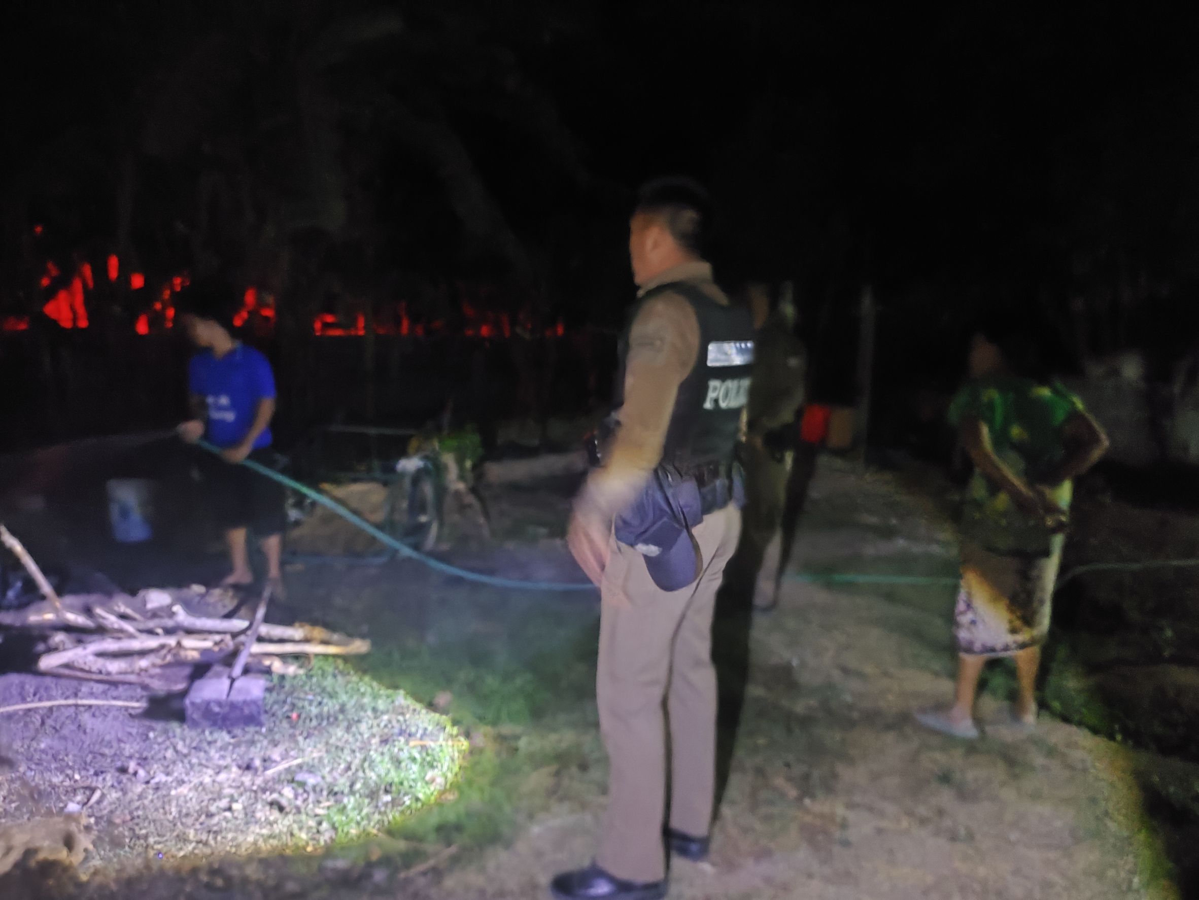 ตำรวจ สภ.กระสัง เข้าระงับเหตุชายคลุ้มคลั่งหลังขอเงินยายไม่ได้