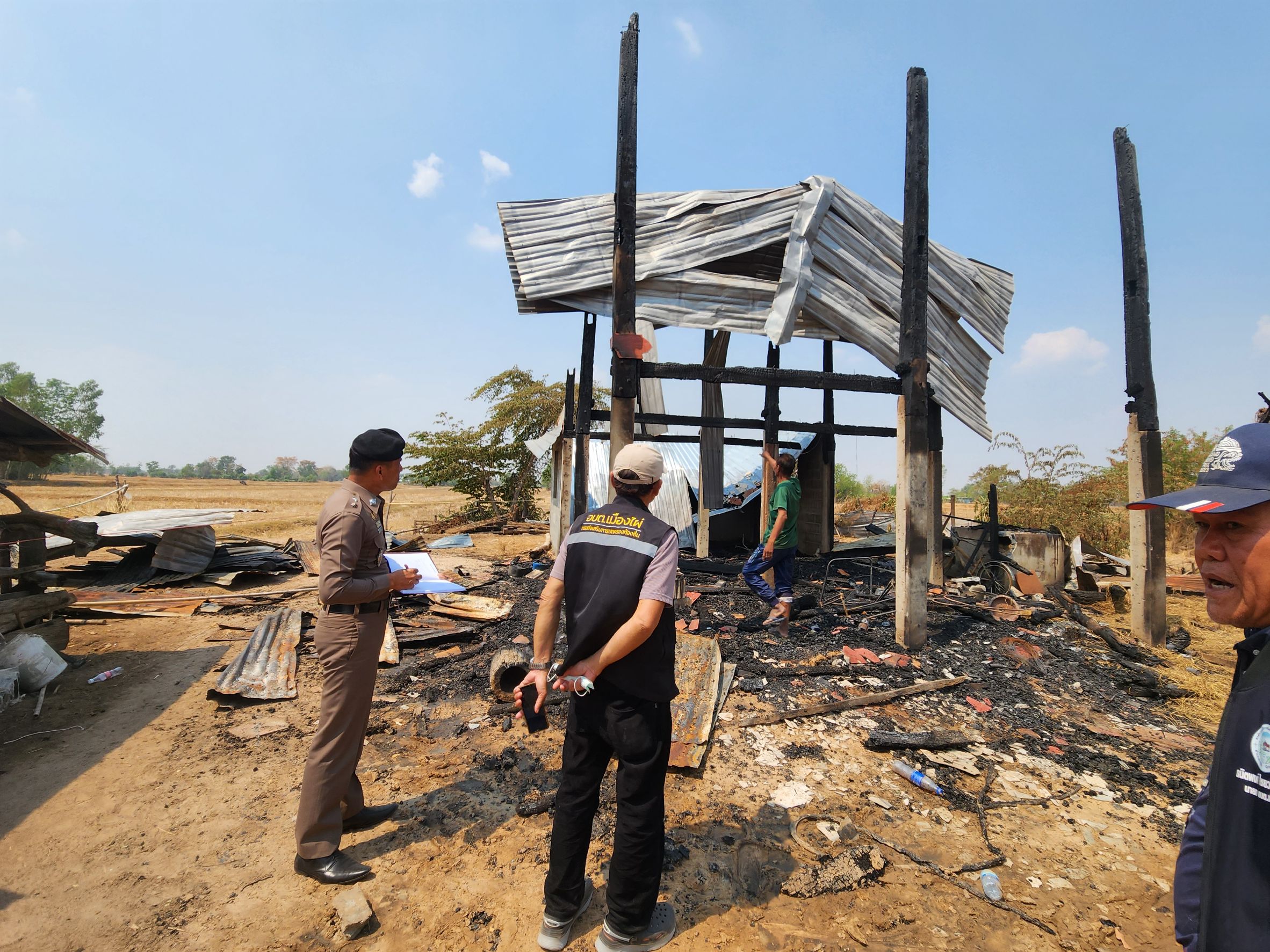 เพลิงไหม้บ้านไม้ใต้ถุนสูงที่บุรีรัมย์ เสียหายกว่า 30,000 บาท