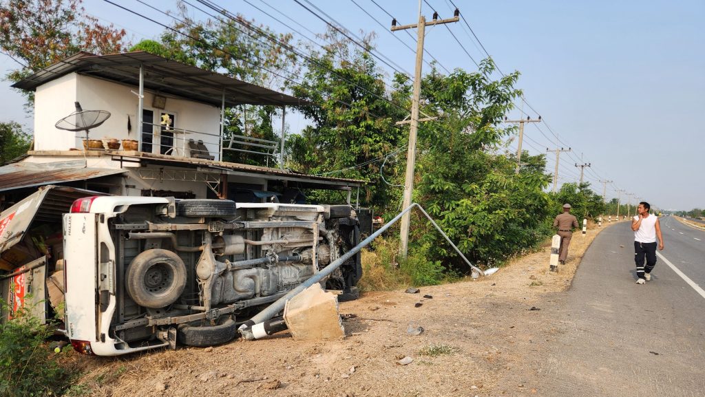 อุบัติเหตุรถตู้ทึบเสียหลักชนเสาไฟที่กระสัง เจ็บ 1 ราย