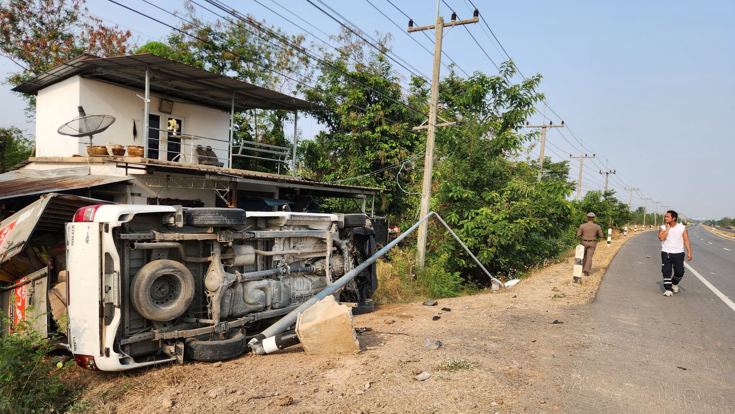 อุบัติเหตุรถตู้ทึบเสียหลักชนเสาไฟที่กระสัง เจ็บ 1 ราย
