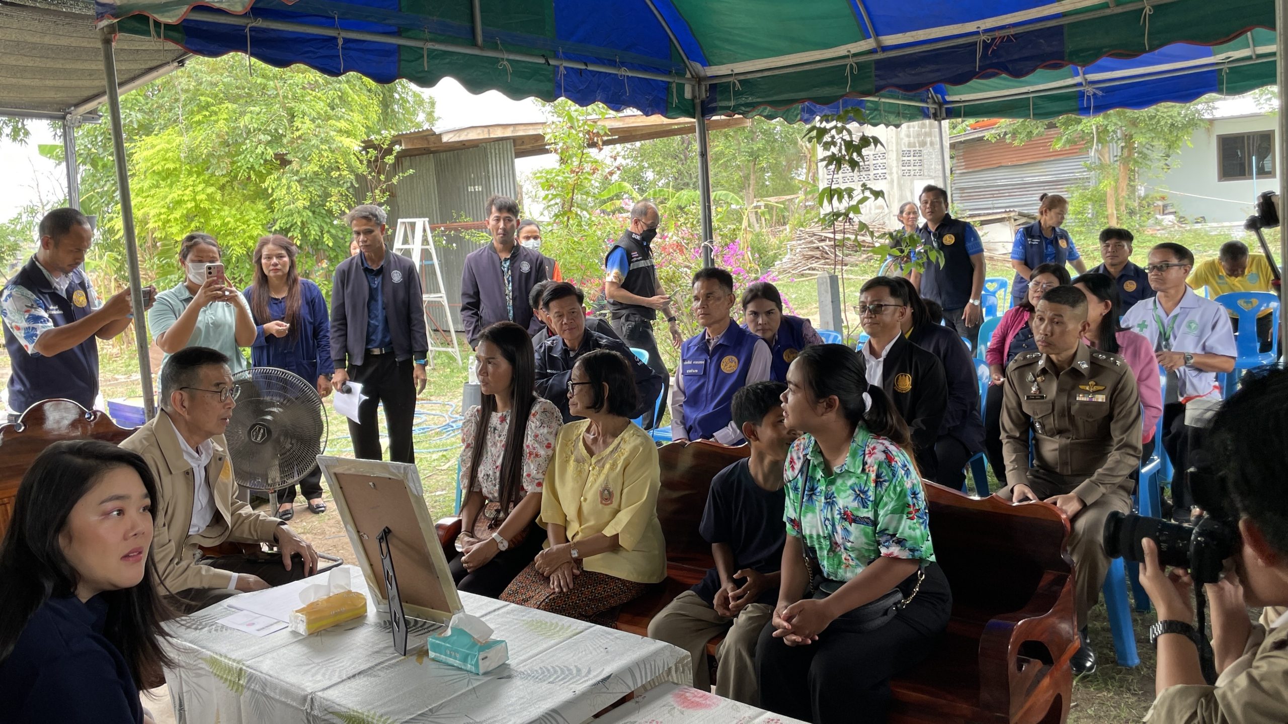 ผกก.สภ.กระสัง ร่วมต้อนรับ รมว.ต่างประเทศ ลงพื้นที่เยี่ยมครอบครัวผู้เสียชีวิตในอิสราเอล