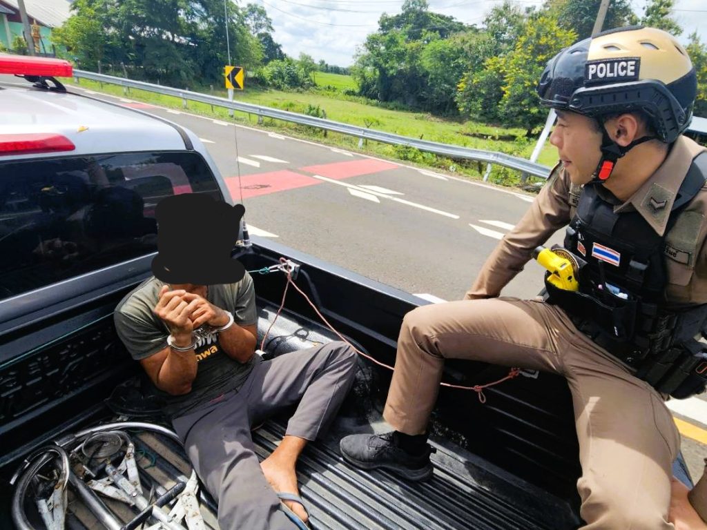 ชายคลุ้มคลั่งอาละวาดกลางหมู่บ้าน เจ้าหน้าที่เข้าควบคุมตัวส่งโรงพยาบาลกระสัง