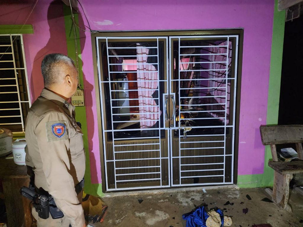 กระสัง 20 พร้อมสายตรวจ 191 เข้าระงับเหตุชายหลอนอาละวาดทำลายข้าวของในบ้าน ที่บ้านหนองม่วง ต.สูงเนิน อ.กระสัง