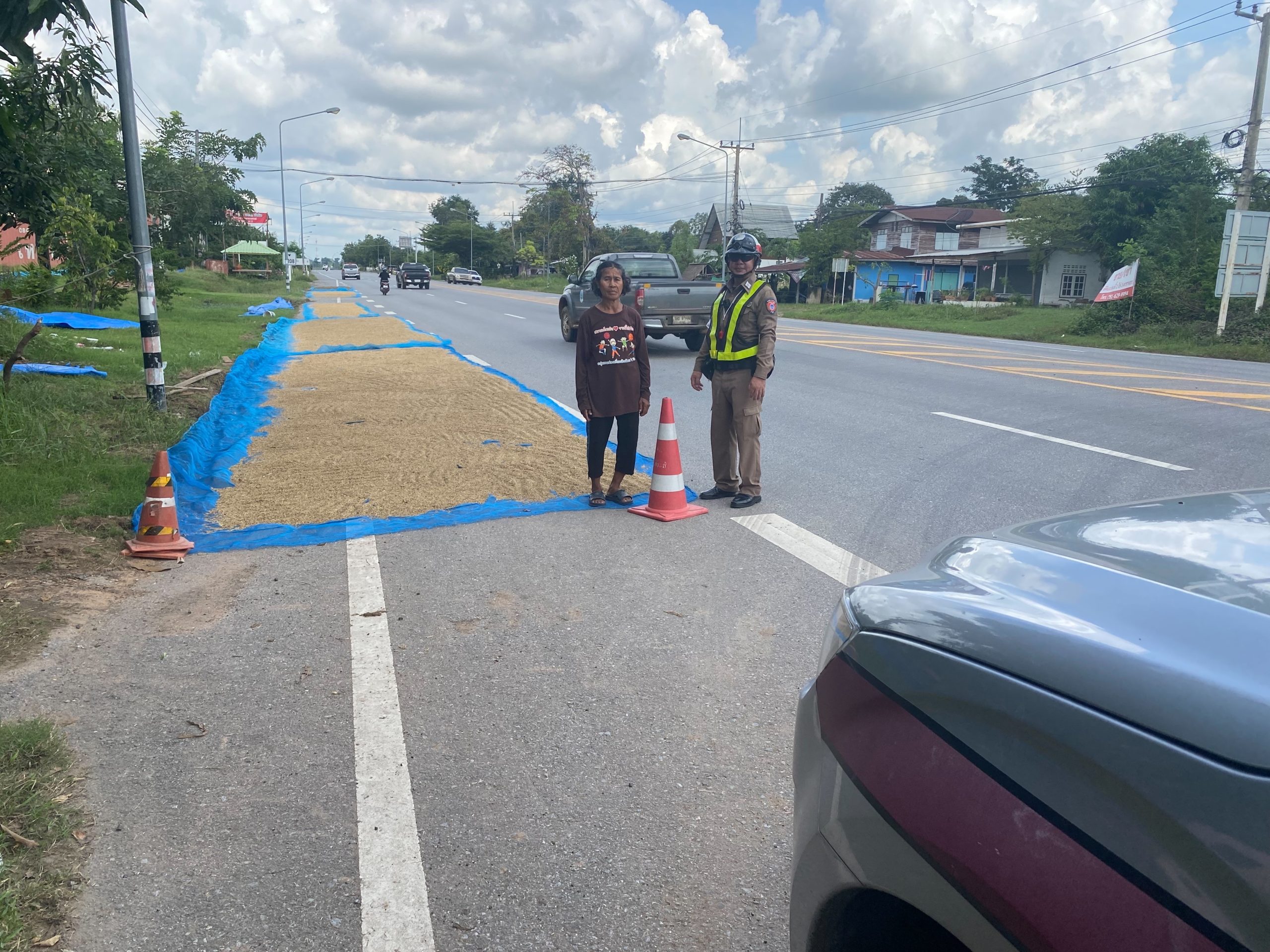 ประชาสัมพันธ์ให้ความรู้แก่ประชาชนและเกษตรกรเกี่ยวกับกฎหมายการใช้ทาง