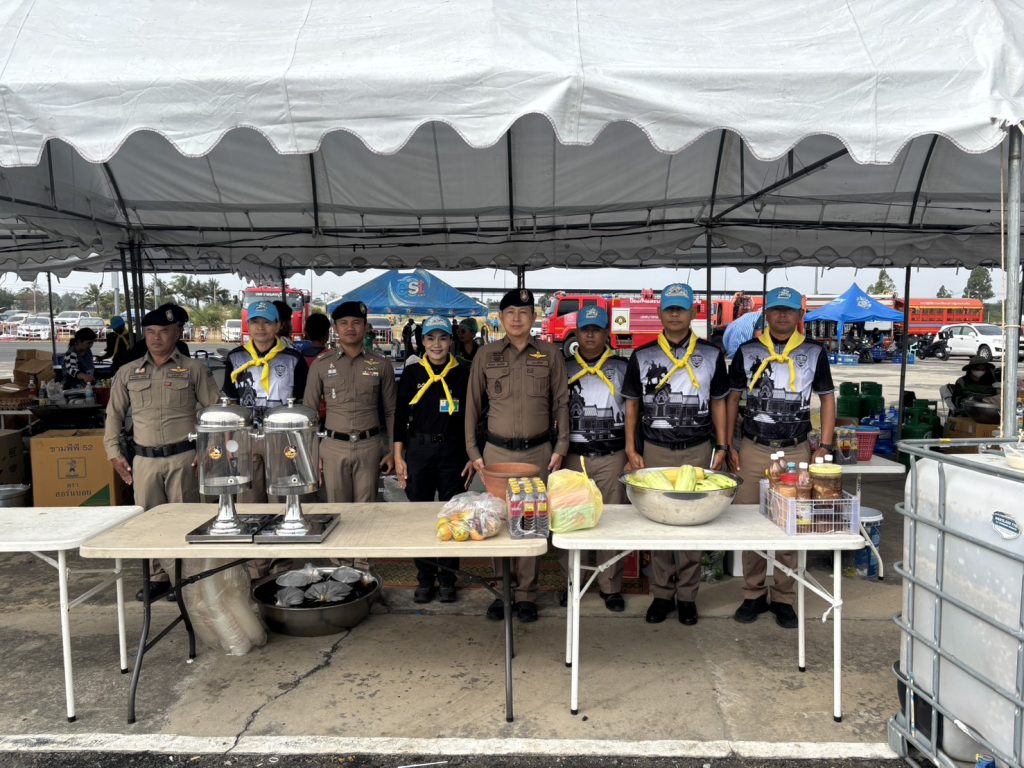 ตำรวจ สภ.กระสัง ร่วมสนับสนุนภารกิจอำนวยความสะดวกประชาชน ณ ศูนย์พักพิงสนามช้างฯ