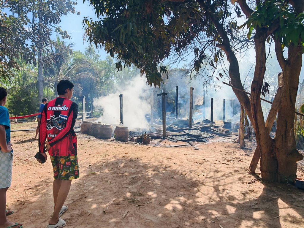 สภ.กระสัง ระงับเหตุเพลิงไหม้บ้านเรือนประชาชน ต.หนองเต็ง เสียหายบ้าน 1 หลัง รถจักรยานยนต์ 4 คัน