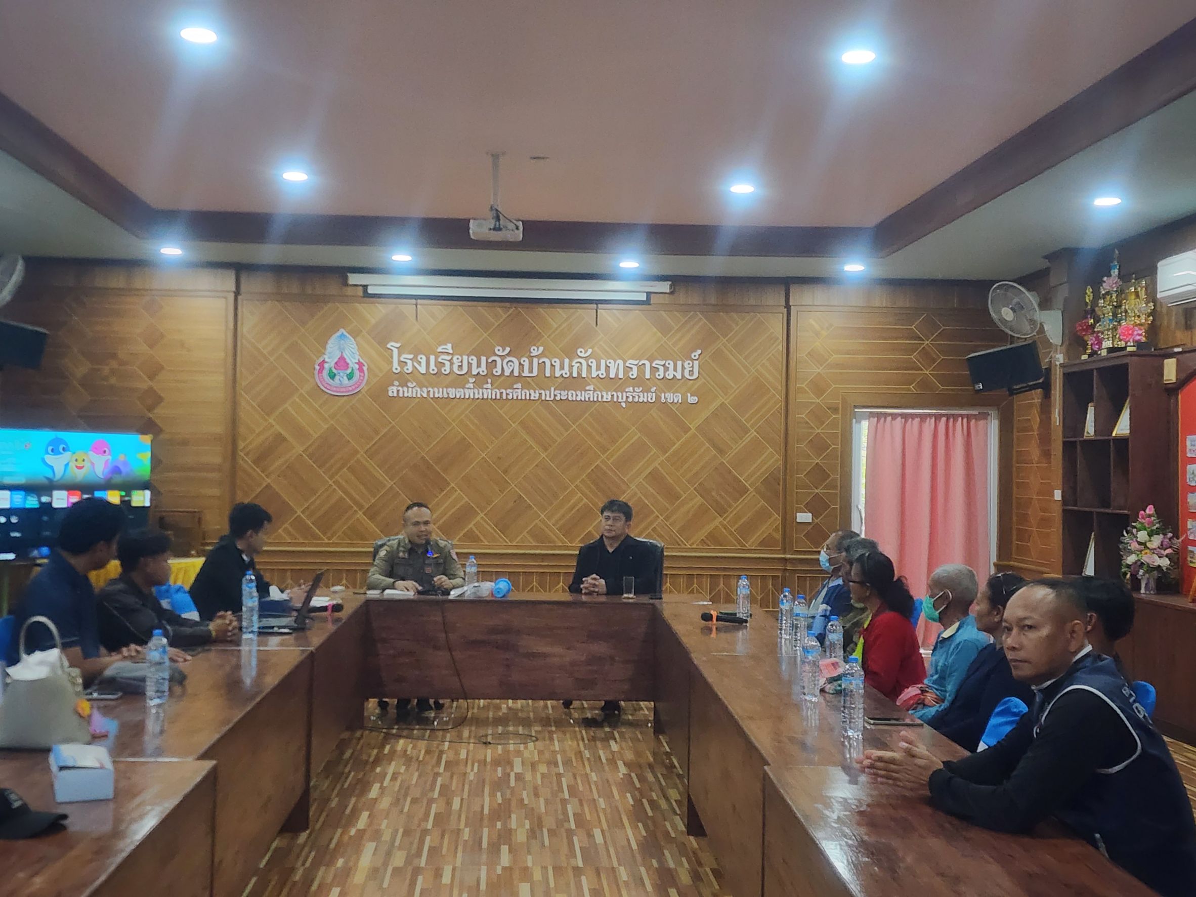 สภ.กระสัง ร่วมประชุมและตรวจสารเสพติดนักเรียนกลุ่มเสี่ยง โรงเรียนวัดบ้านกันทรารมย์