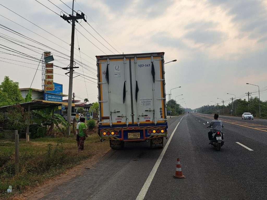 สภ.กระสัง รุดตรวจสอบเหตุรถบรรทุก 6 ล้อชนเสาไฟฟ้า หน้าเซเว่นฯ บ้านโนนแดง
