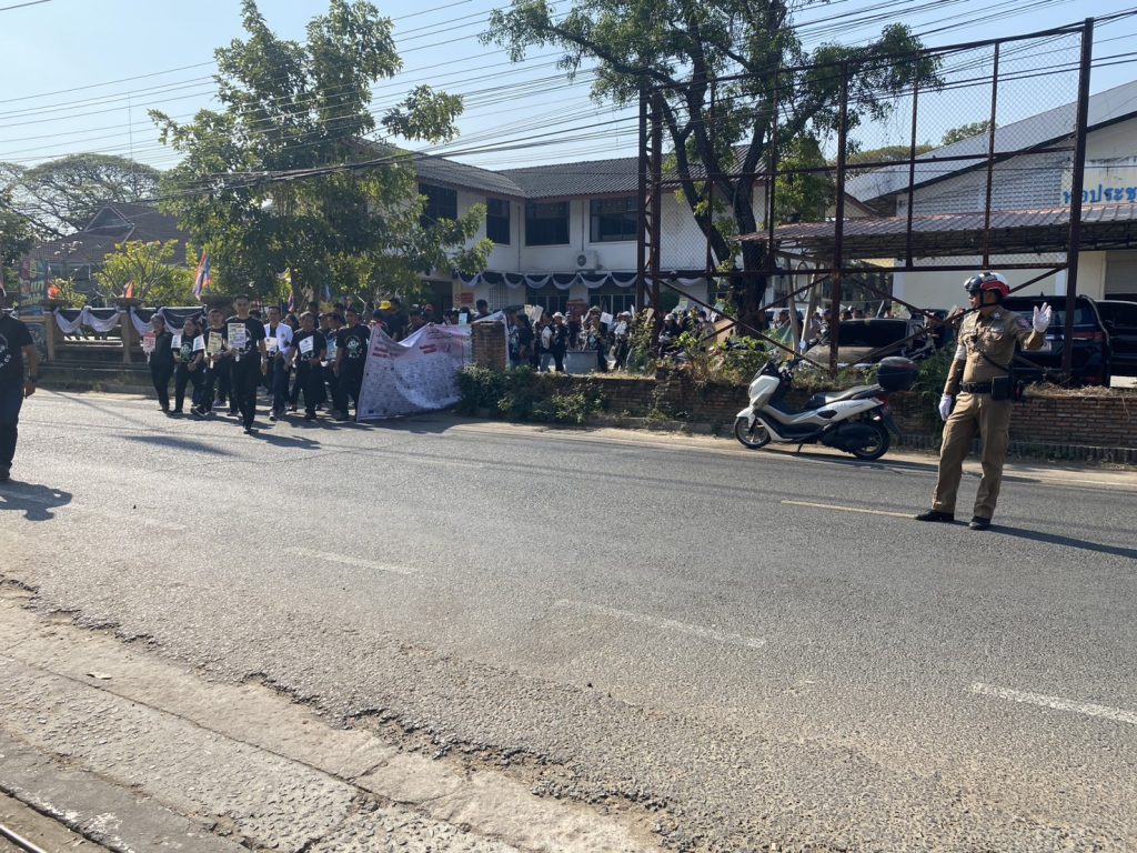 สภ.กระสัง นำขบวนเดินรณรงค์เชิญชวนประชาชนไปใช้สิทธิเลือกตั้ง 69 พร้อมอำนวยความสะดวกจราจรตลอดเส้นทา