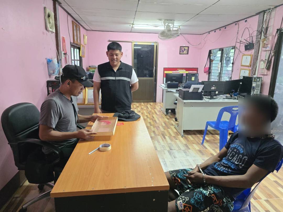 สภ.กระสัง รวบ 2 หนุ่มสูงเนิน ยึดยาบ้ากว่าร้อยเม็ด คาพื้นที่ อ.กระสัง