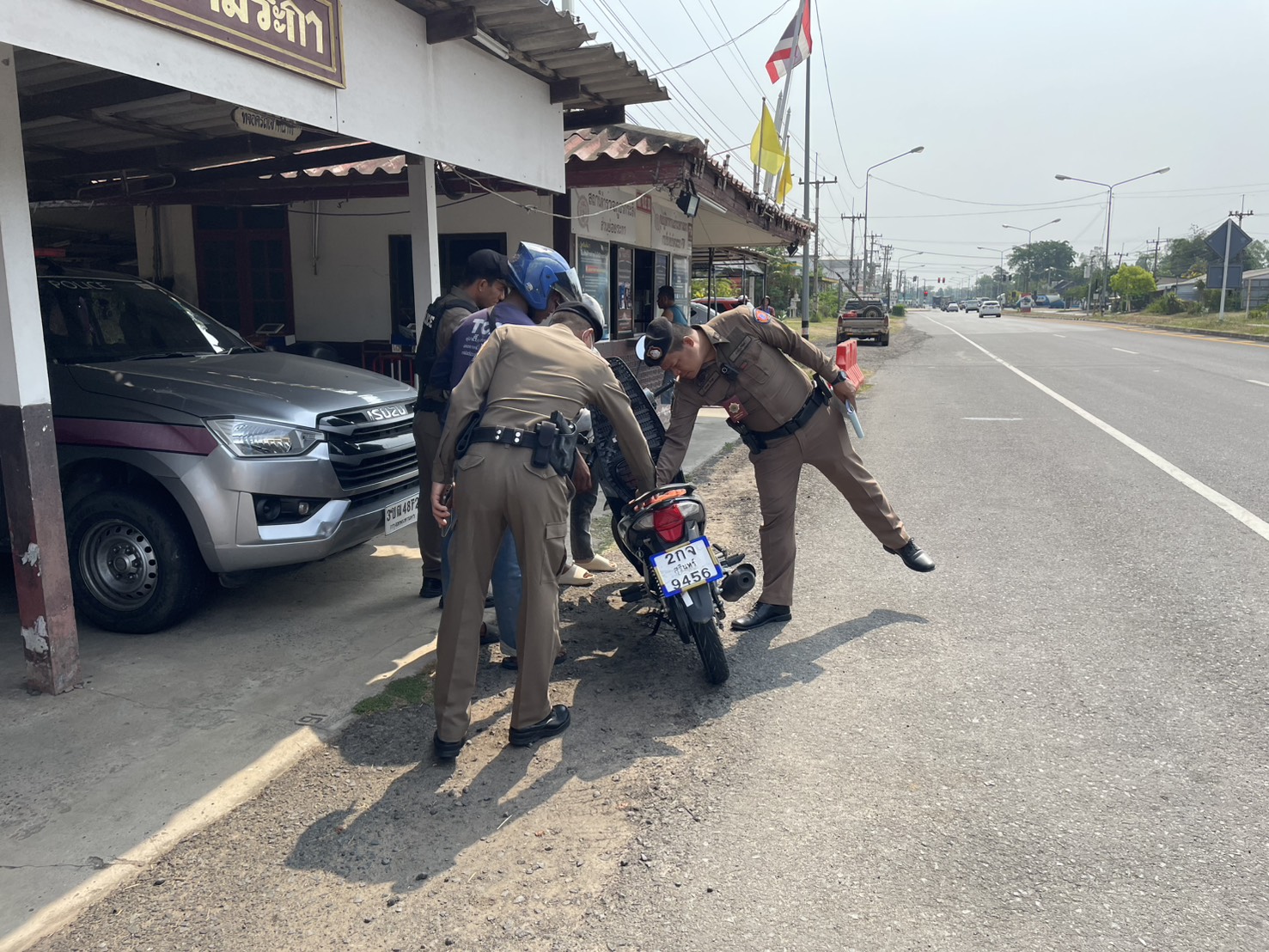 สภ.กระสัง ตั้งจุดตรวจสกัดยาเสพติดและป้องกันอาชญากรรม หน้าตู้ยามระกา ตามนโยบาย ภ.3