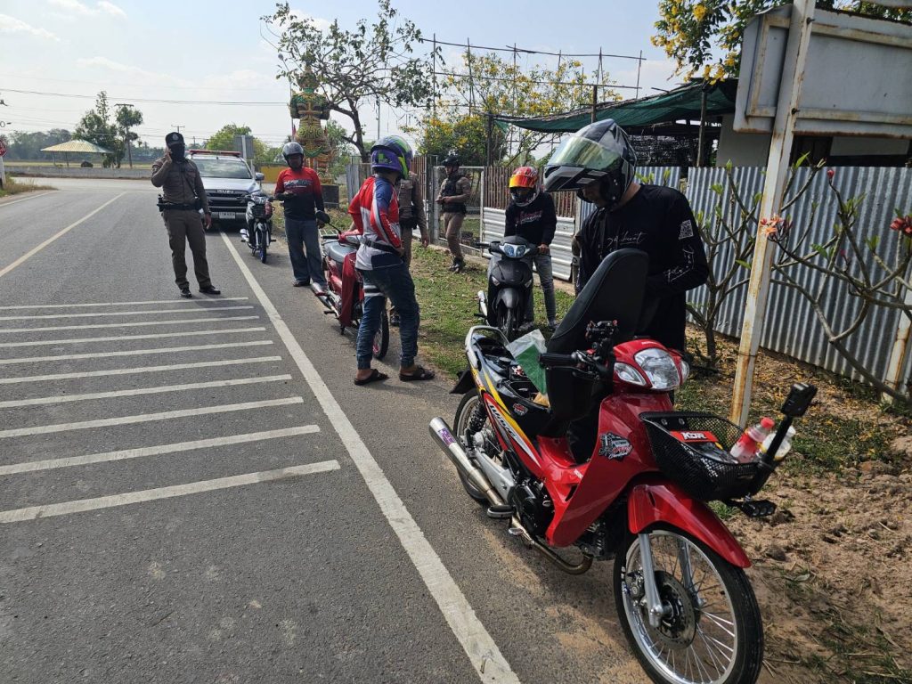 สภ.กระสัง เชิงรุก! ตั้งจุดตรวจสกัดกลุ่มรถซิ่ง ยึดรถผิดกฎหมาย 14 คัน