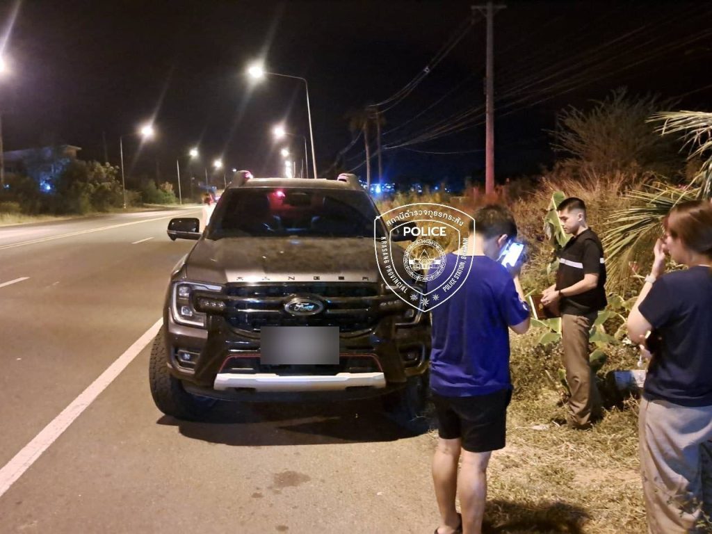 รถกระบะชนวัวหน้าปั๊มน้ำมัน เบื้องต้นไม่มีผู้บาดเจ็บ