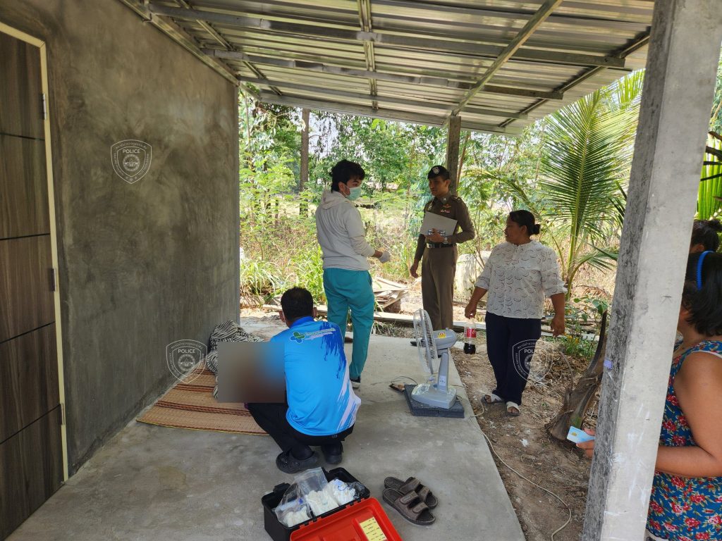 พบร่างชายเสียชีวิตหลังบ้านพักพื้นที่ ต.กันทรารมย์ เจ้าหน้าที่เร่งรุดตรวจสอบ