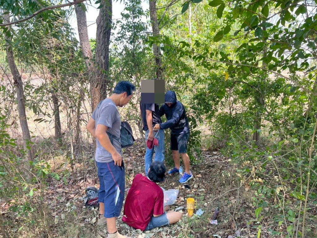 เจ้าหน้าที่ตำรวจควบคุมตัวผู้ต้องหาในพื้นที่ป่าละเมาะ ตรวจค้นและตรวจยึดของกลางยาเสพติด