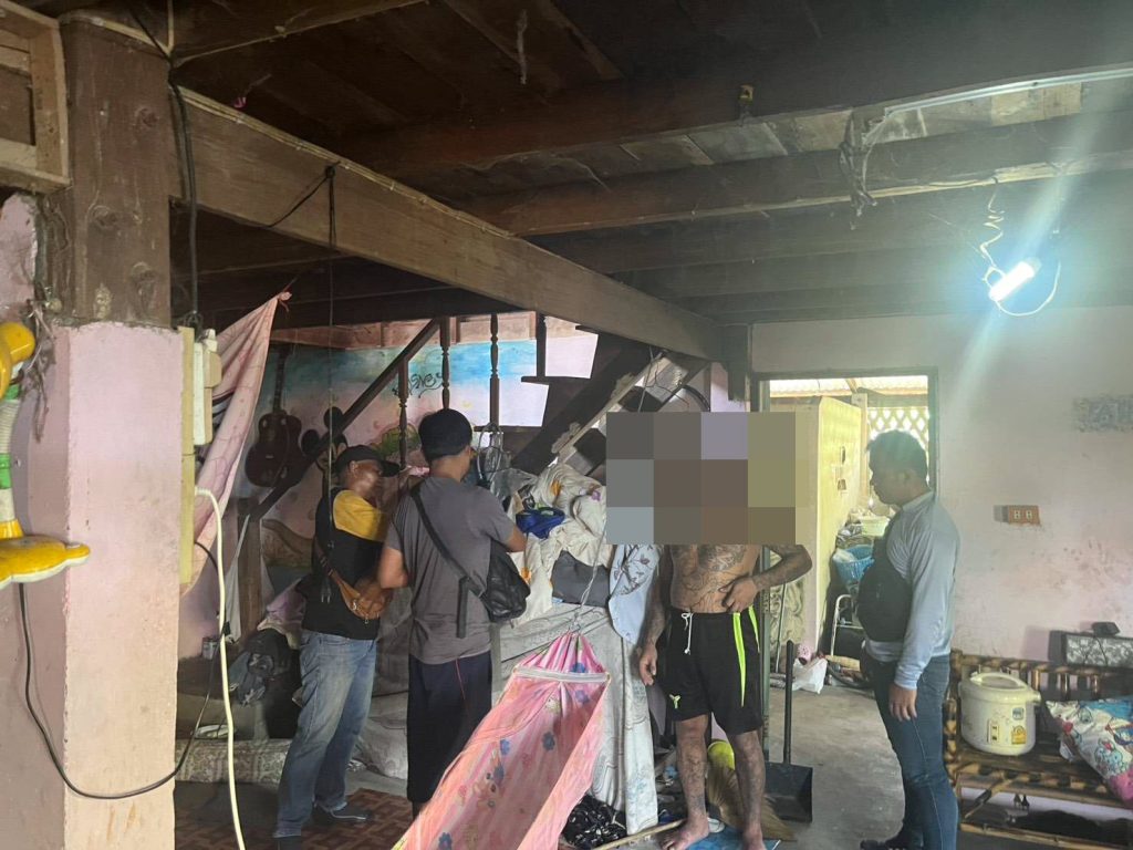 เจ้าหน้าที่เข้าตรวจค้นภายในบ้านพัก พบผู้ต้องหาและสิ่งของภายในบ้านระหว่างปฏิบัติการจับกุม