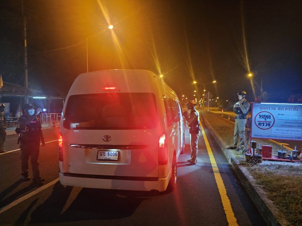 ตำรวจจราจร สภ.กระสัง ตรวจค้นรถ