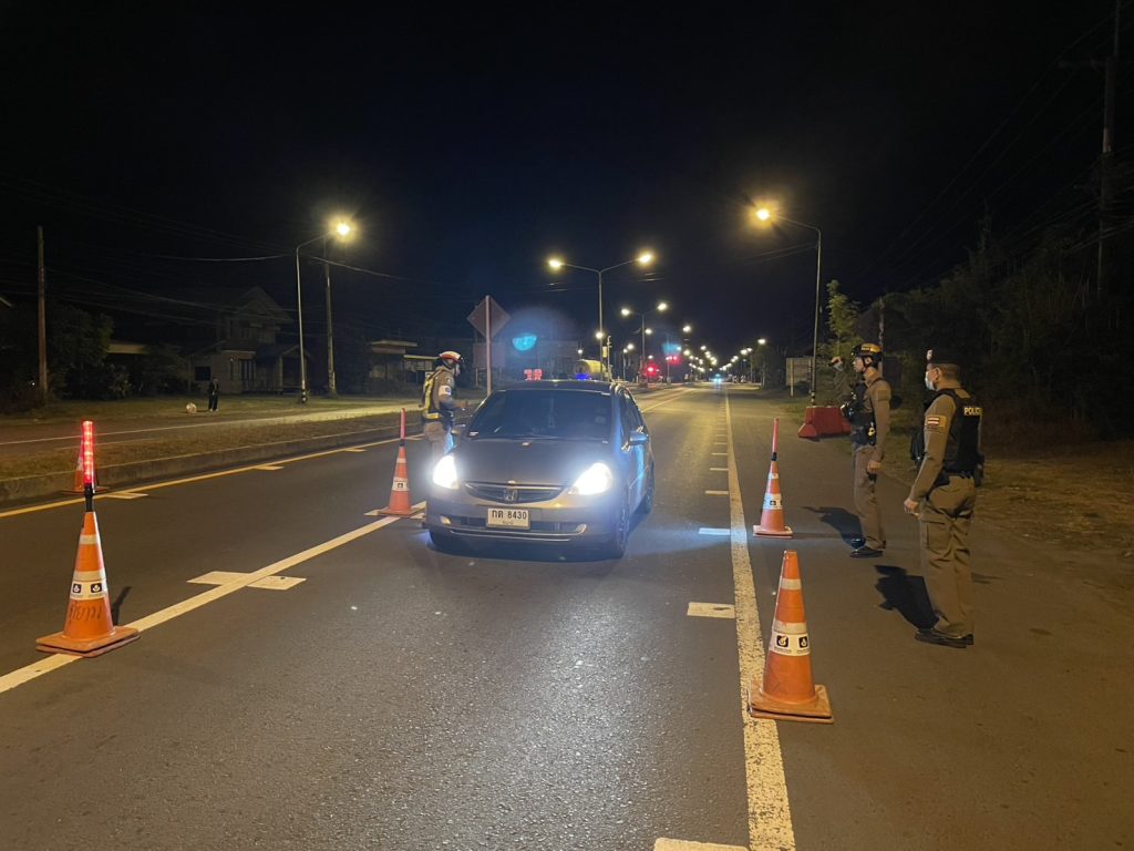 ตำรวจ สภ.กระสัง ตั้งด่านตรวจบนถนนสาย 226 สกัดกั้นยาเสพติดช่วงรุ่งสาง