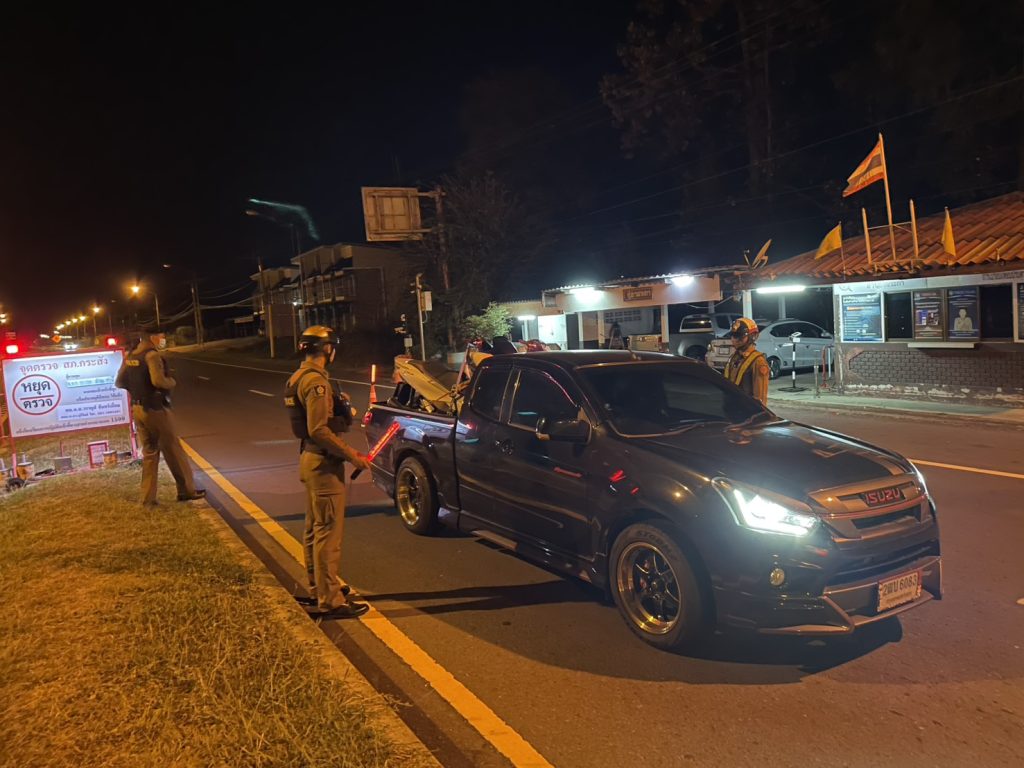 ตำรวจ สภ.กระสัง ตรวจรถยนต์ที่ด่านตรวจสกัดกั้นยาเสพติดและอาชญากรรมถนนสาย 226