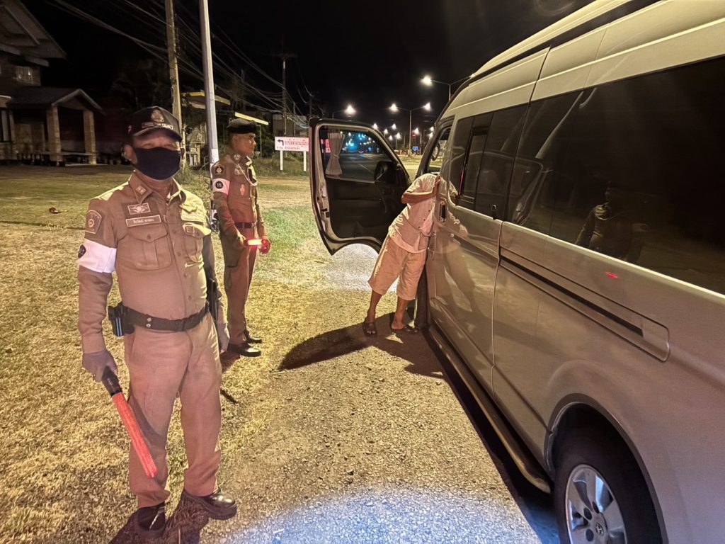 ตำรวจ สภ.กระสัง ตรวจสอบรถตู้ที่ด่านตรวจสกัดกั้นยาเสพติดถนนสาย 226