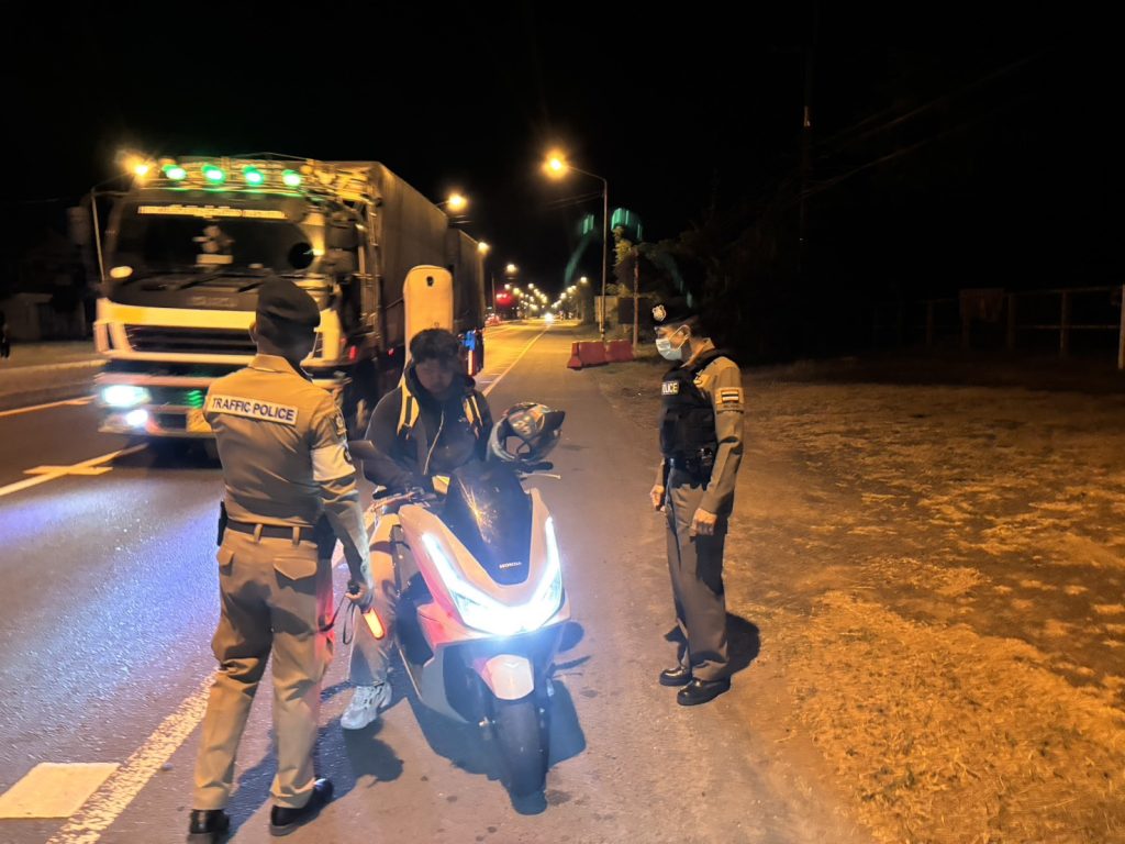 ตำรวจ สภ.กระสัง ตรวจรถจักรยานยนต์ที่ด่านตรวจสกัดยาเสพติดถนนสาย 226 กระสัง