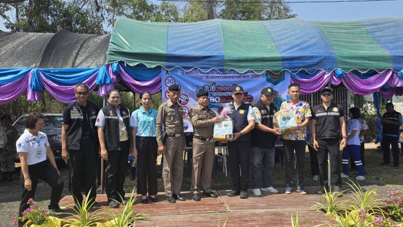 ปลัดจังหวัดบุรีรัมย์ตรวจเยี่ยมจุดบริการสงกรานต์ มอบสิ่งของเป็นกำลังใจเจ้าหน้าที่