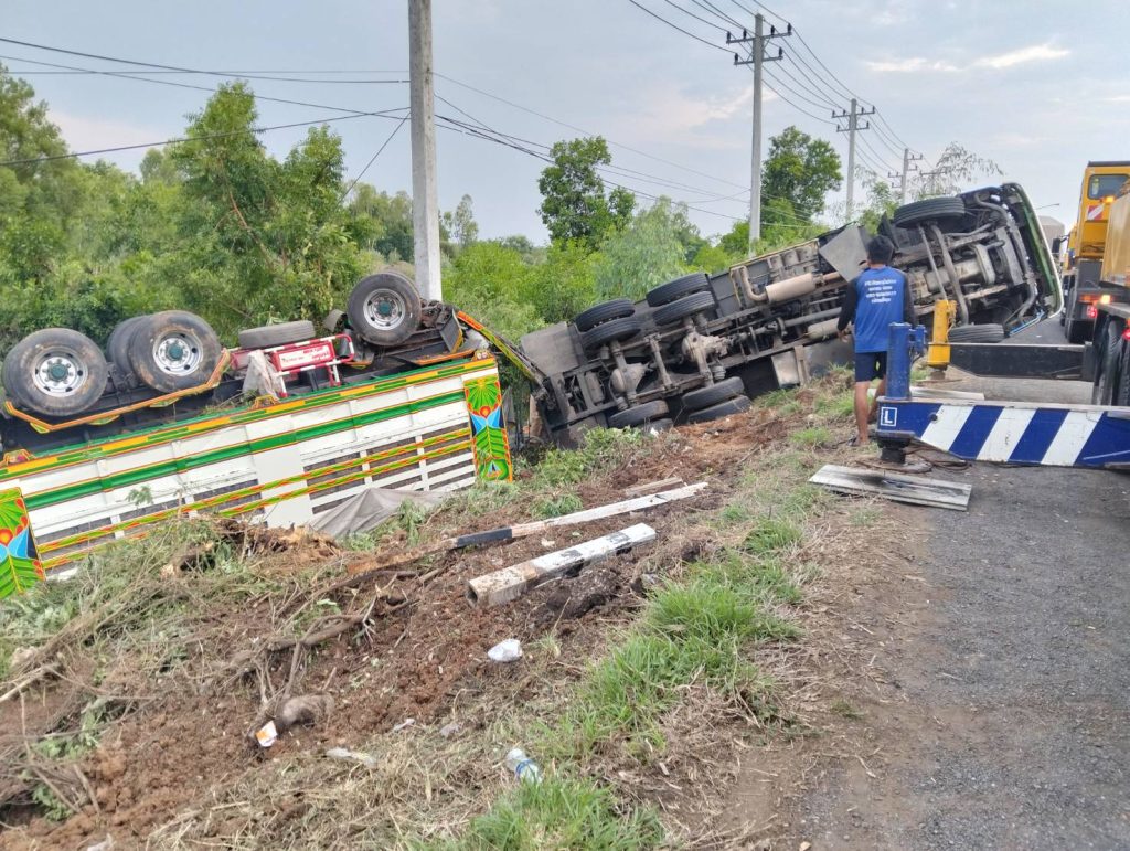รถบรรทุกพ่วงลงข้างทาง ถนนสาย 226 อ.กระสัง ไม่มีผู้บาดเจ็บ การจราจรคล่องตัว