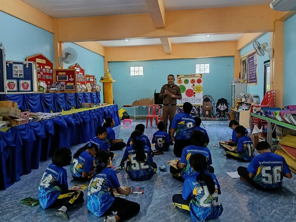 พันตำรวจโทอนุชิต เลไธสง สารวัตรป้องกันปราบปราม (ชุมชนสัมพันธ์) และครูตำรวจแดร์ (D.A.R.E.) สถานีตำรวจภูธรกระสัง