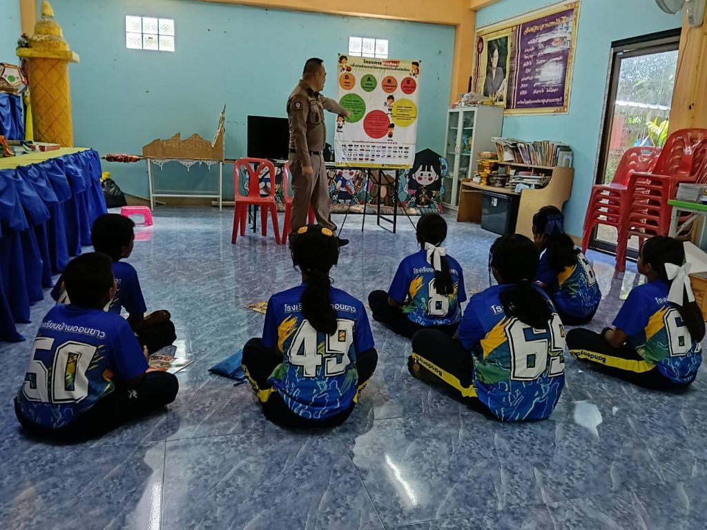 ครูแดร์ สภ.กระสัง ออกสอนโครงการ D.A.R.E. สร้างภูมิคุ้มกันยาเสพติดแก่นักเรียนโรงเรียนบ้านดอนยาว