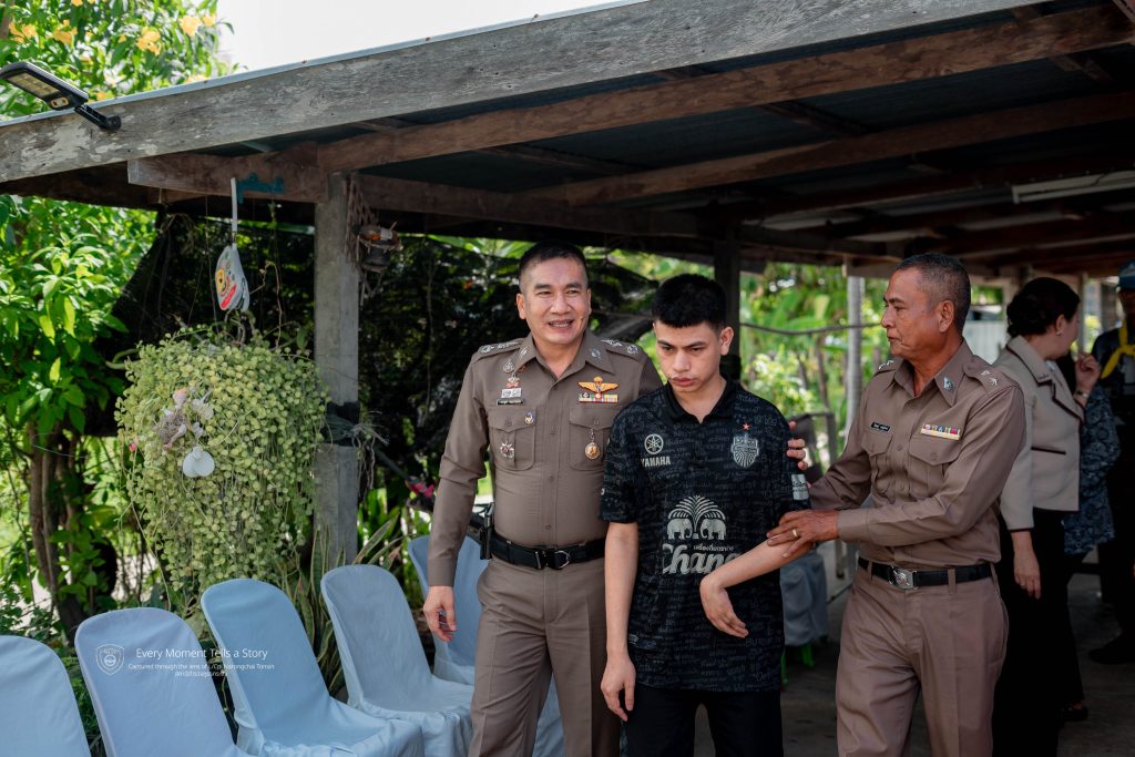 ตำรวจบุรีรัมย์ มอบเงินและสิ่งของช่วยครอบครัวข้าราชการตำรวจที่มีบุตรเป็นเด็กพิเศษ