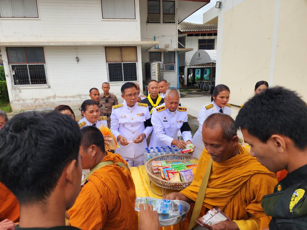 สภ.กระสัง ร่วมพิธีเจริญพระพุทธมนต์และทำบุญตักบาตร ถวายพระราชกุศล เนื่องในโอกาสวันเฉลิมพระชนมพรรษา พระบาทสมเด็จพระเจ้าอยู่หัว 28 กรกฎาคม 2569