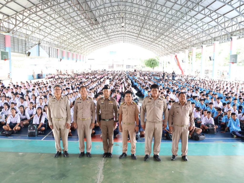 สภ.กระสัง ลงพื้นที่ รร.กระสังพิทยาคม แนะนำแนวทาง “หนี ซ่อน สู้” ยกระดับความปลอดภัยในสถานศึกษา